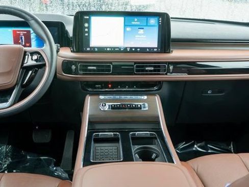 Used 2025 Lincoln Aviator Reserve w/ Illumination Package AWD/4WD image 16