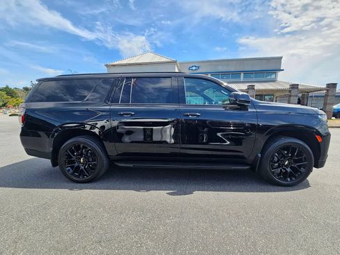 Used 2022 Chevrolet Suburban RST w/ Luxury Package AWD/4WD image 2