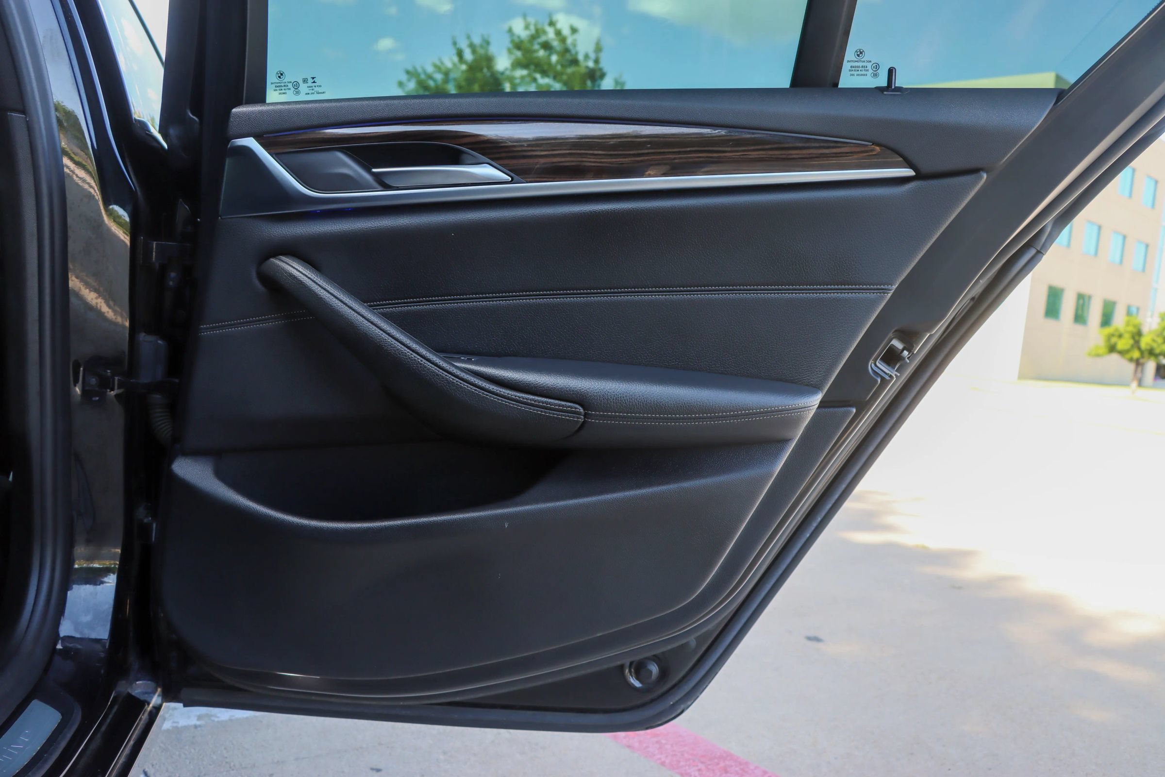 Used 2019 BMW 530e w/ Convenience Package RWD image 11