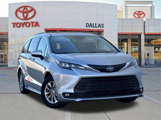 Used 2025 Toyota Sienna XLE FWD image 1
