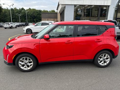 Used 2024 Kia Soul LX w/ Option Group 015 FWD image 2