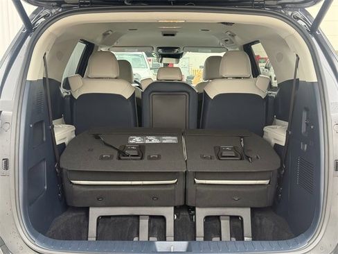Used 2025 Kia Carnival EX image 34