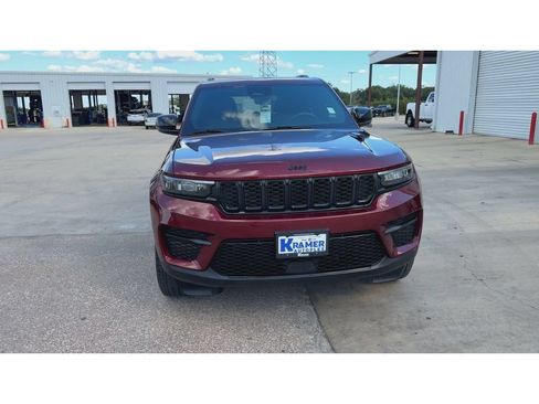 Used 2024 Jeep Grand Cherokee Altitude AWD/4WD image 3