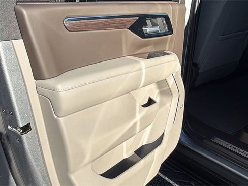 New 2026 Chevrolet Suburban LT image 14