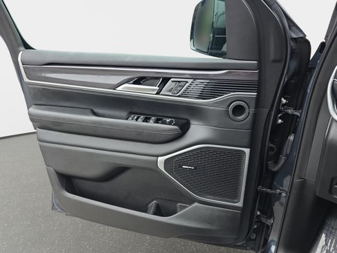 Used 2024 Jeep Wagoneer 4WD w/ Premium Group I image 25