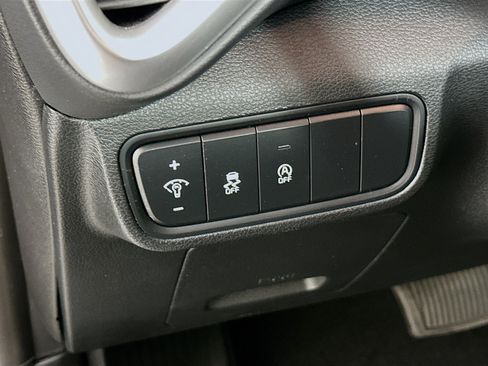 Used 2025 Kia Soul LX w/ LX Technology Package FWD image 17