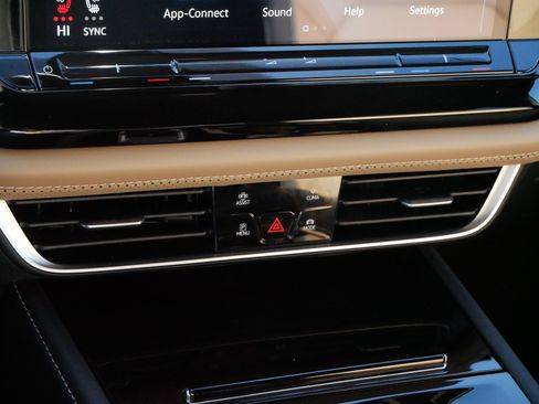 Certified 2025 Volkswagen Atlas Cross Sport SE w/ Panoramic Sunroof Package image 23