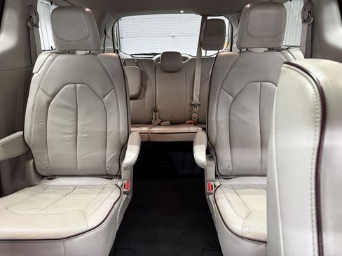 Used 2017 Chrysler Pacifica Limited image 10