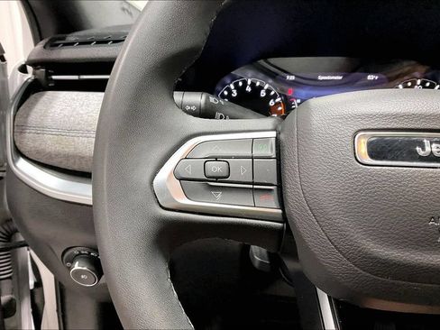 Used 2025 Jeep Compass Latitude AWD/4WD image 23
