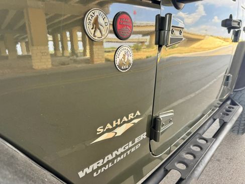 Used 2015 Jeep Wrangler Unlimited Sahara w/ Connectivity Group AWD/4WD image 11