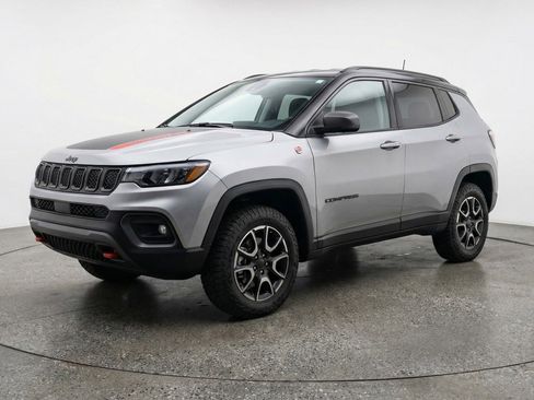 Used 2025 Jeep Compass Trailhawk image 3