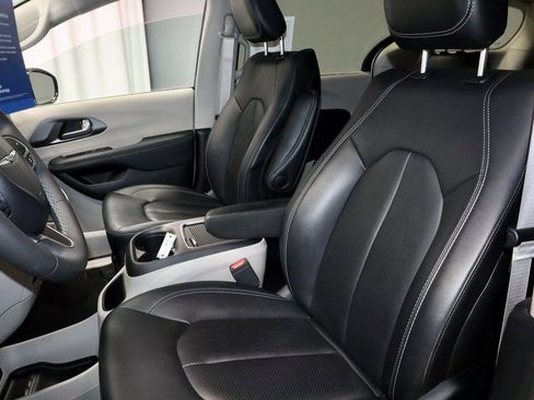 Used 2024 Chrysler Pacifica Touring-L image 26