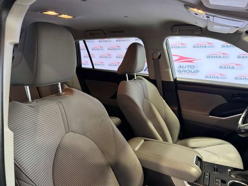 Used 2022 Toyota Highlander LE FWD image 36