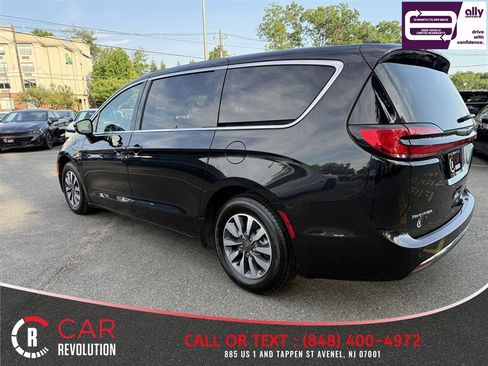 Used 2024 Chrysler Pacifica Limited FWD image 4