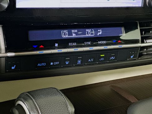 Used 2021 Toyota Sienna XLE FWD image 23