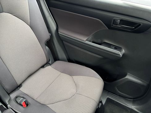 Used 2025 Toyota Highlander LE FWD image 39