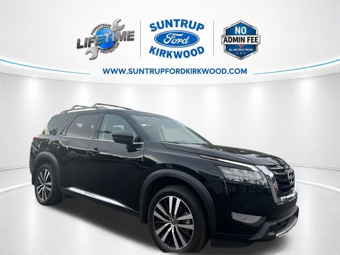 Used 2025 Nissan Pathfinder Platinum w/ Cargo Package FWD image 9