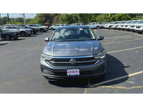 Used 2024 Volkswagen Jetta SE image 3