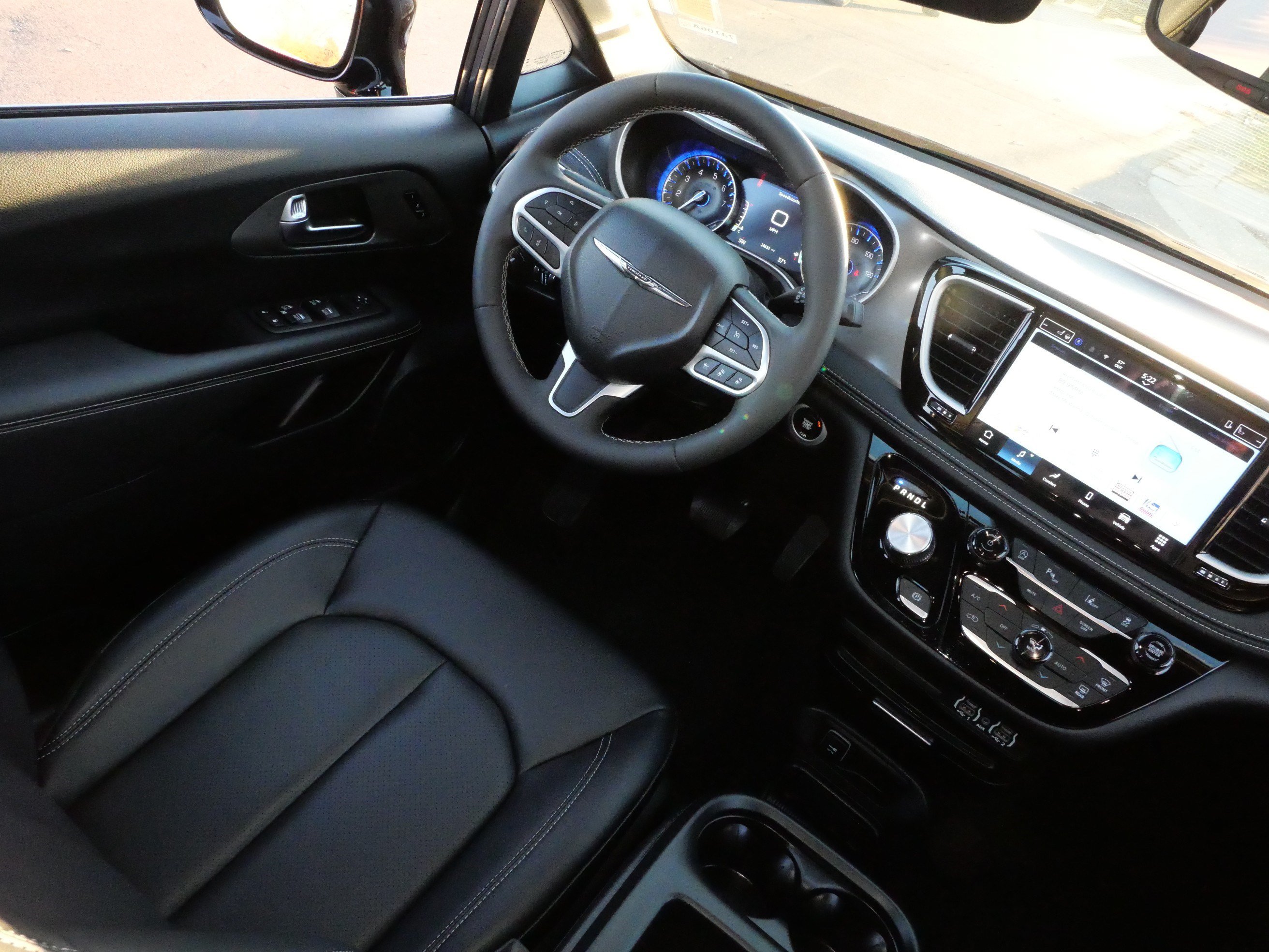 Used 2025 Chrysler Pacifica Select FWD image 9