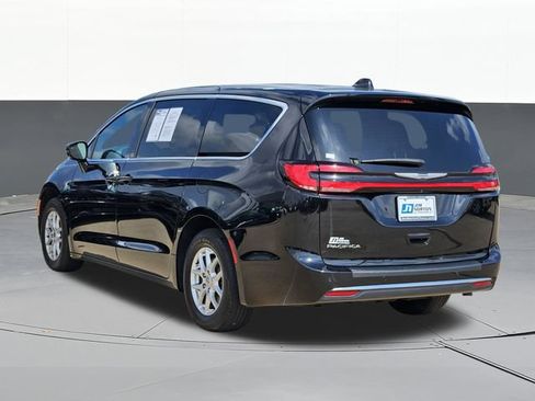 Used 2024 Chrysler Pacifica Touring FWD image 7