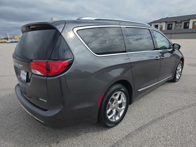 Used 2019 Chrysler Pacifica Limited w/ Advanced Safetytec Group FWD image 13
