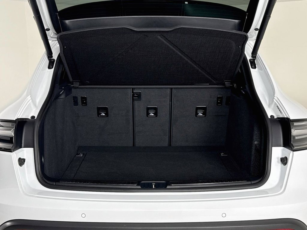 Certified 2024 Porsche Macan S AWD/4WD image 29