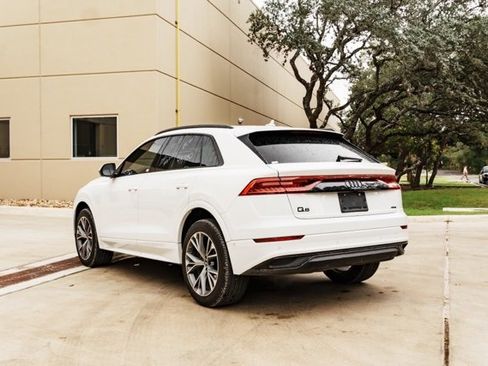Used 2023 Audi Q8 Premium image 5