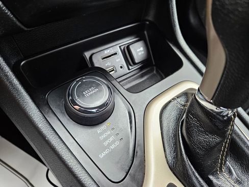 Used 2016 Jeep Cherokee Latitude AWD/4WD image 23