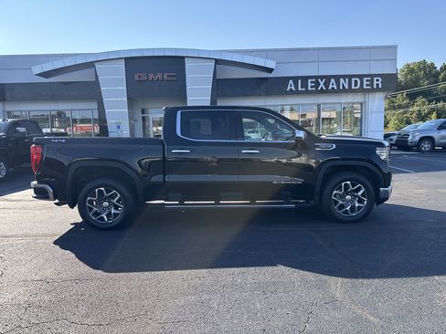 Used 2022 GMC Sierra 1500 SLT w/ SLT Premium Package image 2