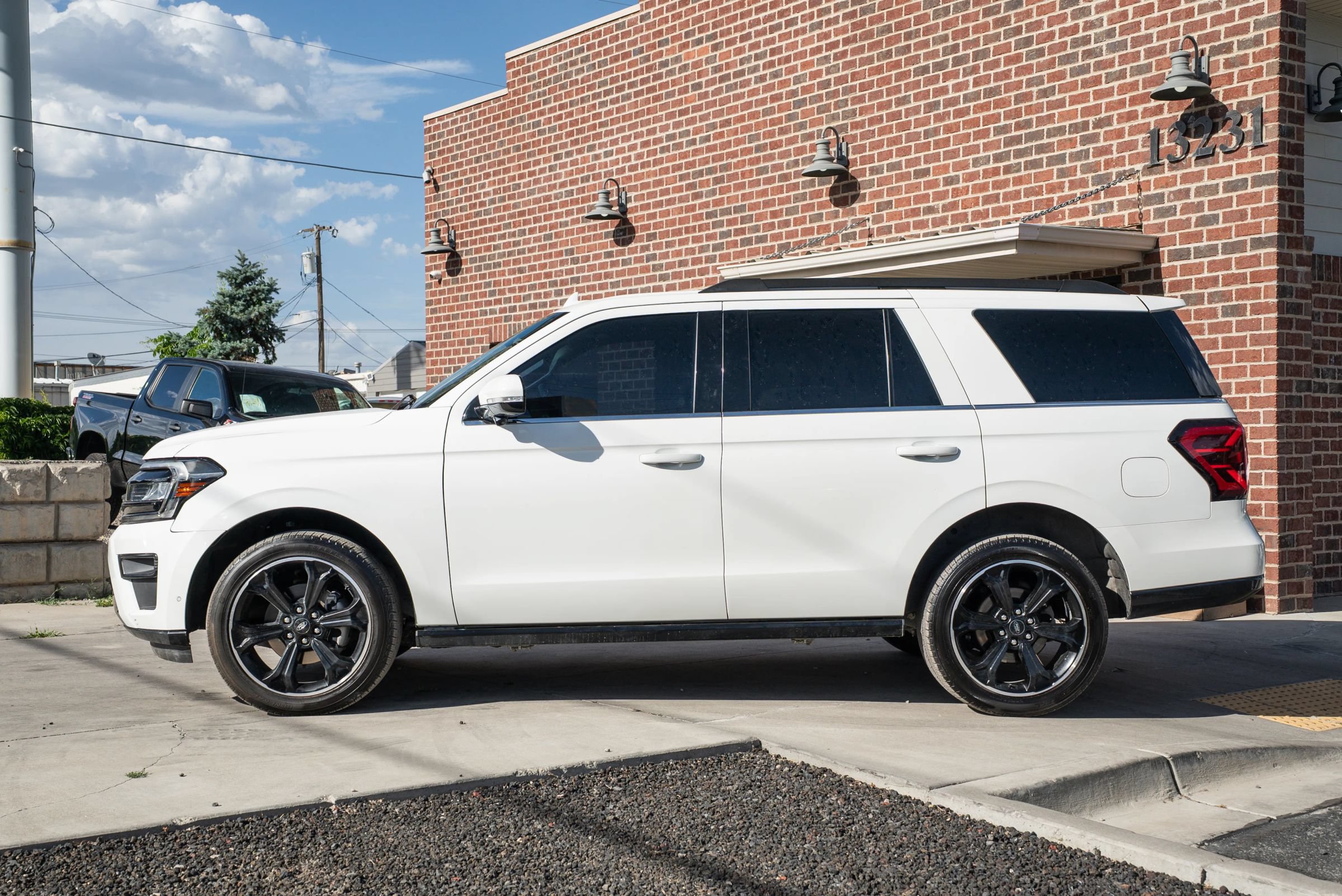 Used 2023 Ford Expedition Limited AWD/4WD image 3