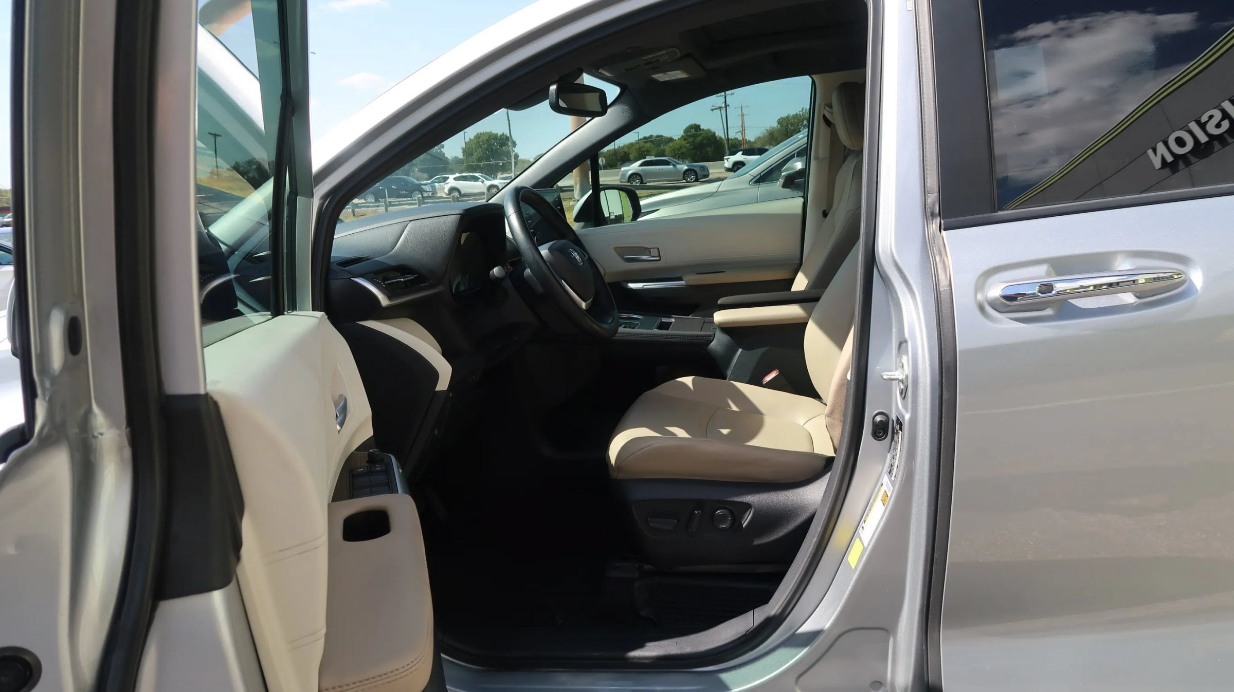 Used 2021 Toyota Sienna XLE FWD image 16