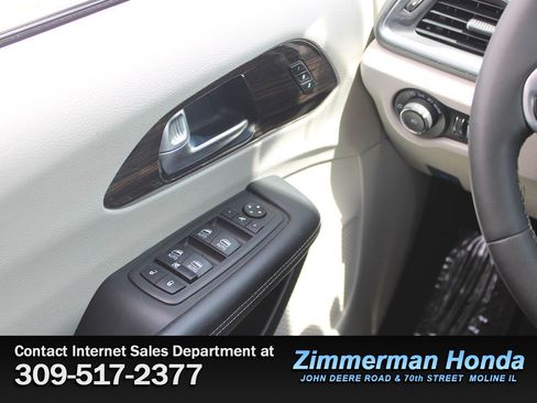 Used 2023 Chrysler Pacifica Limited FWD image 17
