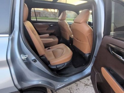 Used 2021 Toyota Highlander Platinum image 4