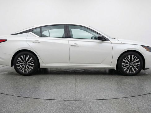 Used 2025 Nissan Altima 2.5 SV FWD image 11