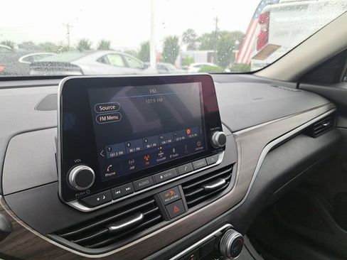 Used 2025 Nissan Altima 2.5 SV FWD image 16