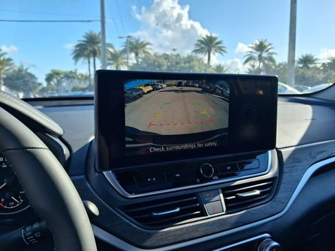 Used 2025 Nissan Altima 2.5 SV w/ SV Premium Package FWD image 24