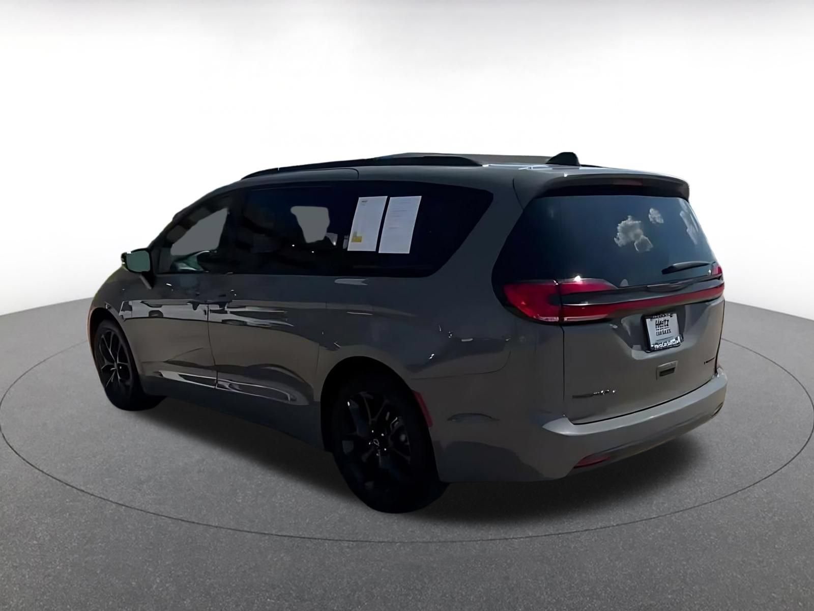Used 2025 Chrysler Pacifica Limited FWD image 9