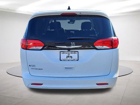 Used 2023 Chrysler Voyager LX image 6