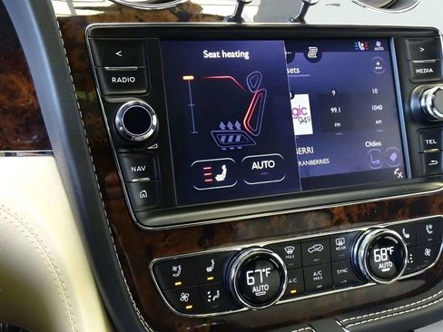 Used 2017 Bentley Bentayga image 23