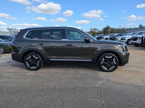 Used 2024 Kia Telluride EX w/ EX Captain's Chair Package image 3