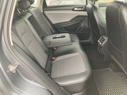 Used 2022 Volkswagen Taos SE w/ Panoramic Sunroof Package image 38