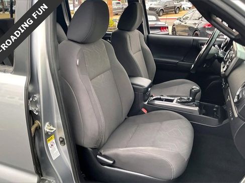 Used 2017 Toyota Tacoma TRD Sport image 6