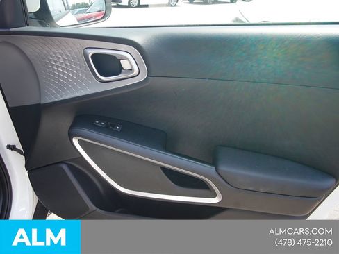 Used 2025 Kia Soul LX w/ LX Technology Package FWD image 17