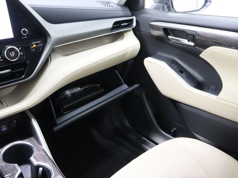 Used 2023 Toyota Highlander Limited image 24