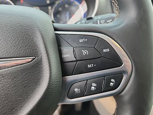 Used 2024 Chrysler Pacifica Touring-L FWD image 14