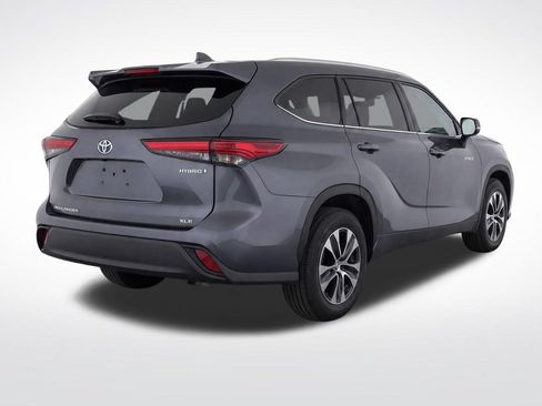 Used 2021 Toyota Highlander XLE AWD/4WD image 39