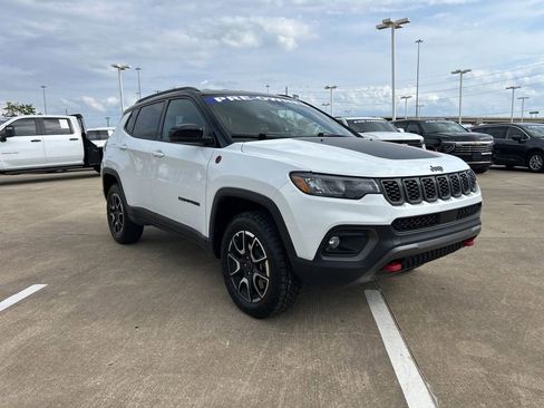 Used 2025 Jeep Compass Trailhawk AWD/4WD image 3