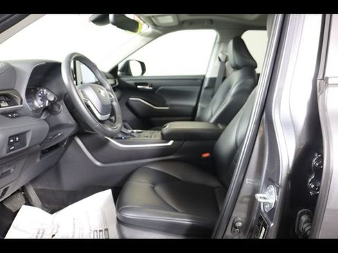 Used 2024 Toyota Highlander XLE AWD/4WD image 45