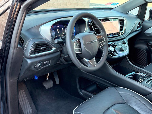 Used 2026 Chrysler Pacifica Limited FWD image 13