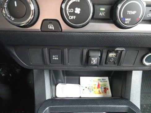 Used 2019 Toyota Tacoma 4x4 Double Cab image 9